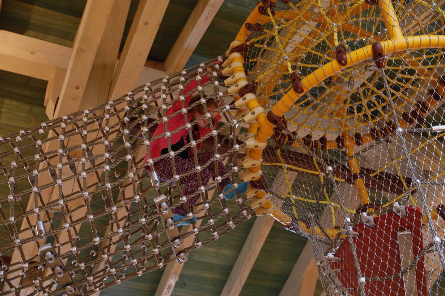 Sicherheitsnetze sind um die Custom-made Spielgeräte gespannt