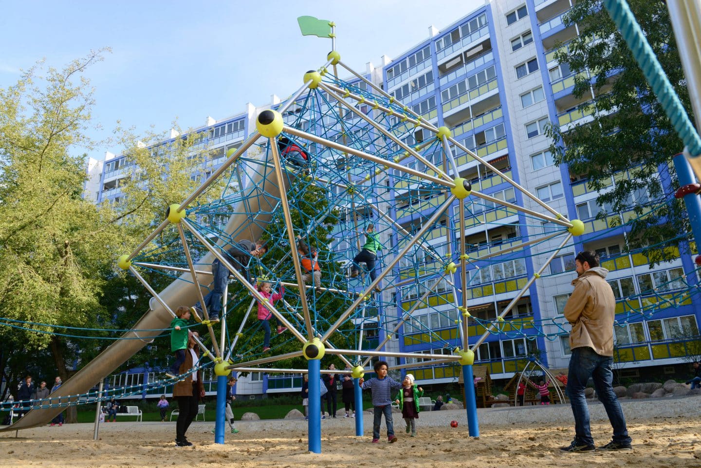 Jupiter Klettergerüst – Berliner Seilfabrik – Spielgeräte fürs Leben