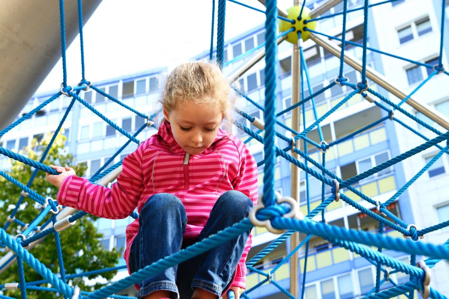 Mädchen im Raumnetz – Berliner Seilfabrik – Spielgeräte fürs Leben